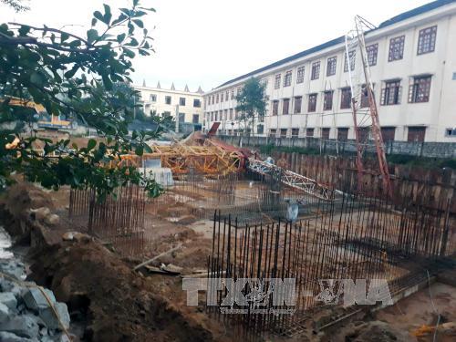 Trục cần cẩu sập vào trường học, một học sinh tử vong 